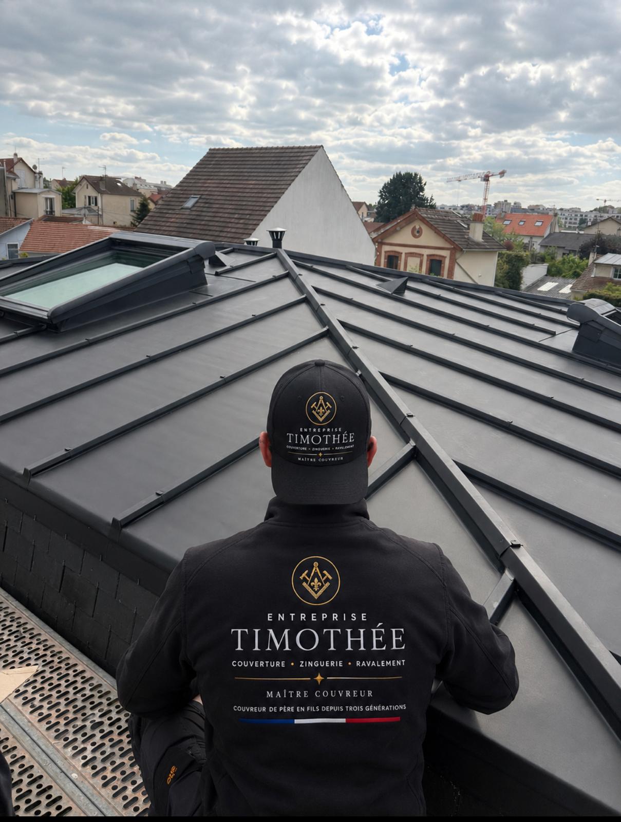 Couvreur Entreprise Timothée sur un toit en zinc à Saint-Maur-des-Fossés